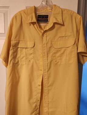 Short-Sleeve Casual Button-Down Shirt in Yellow